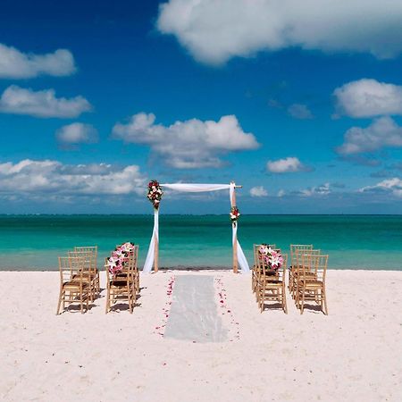 Courtyard By Marriott Nassau Downtown/Junkanoo Beach Exterior foto