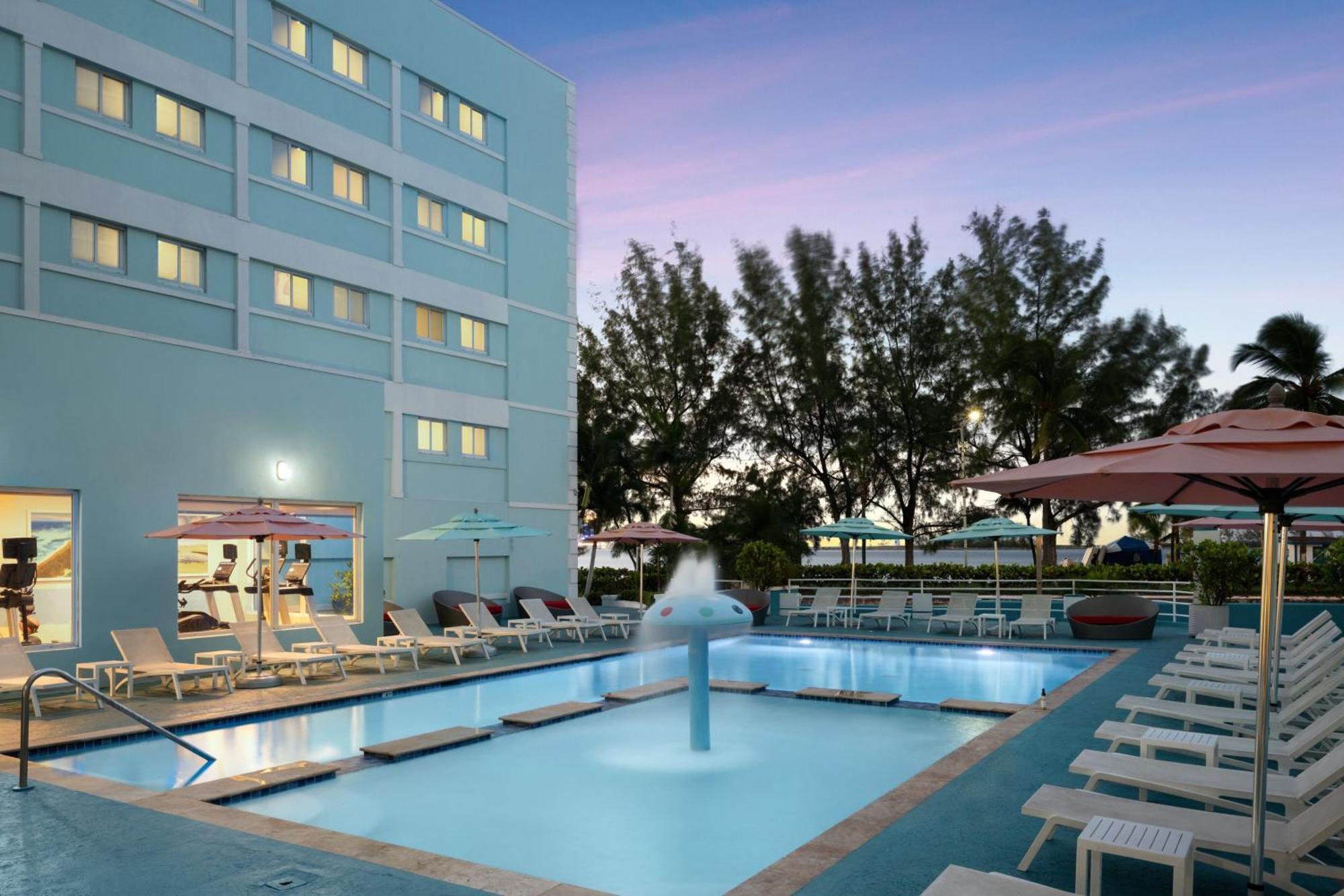 Courtyard By Marriott Nassau Downtown/Junkanoo Beach Exterior foto